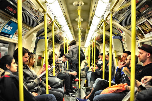 Viele Menschen in der U-Bahn