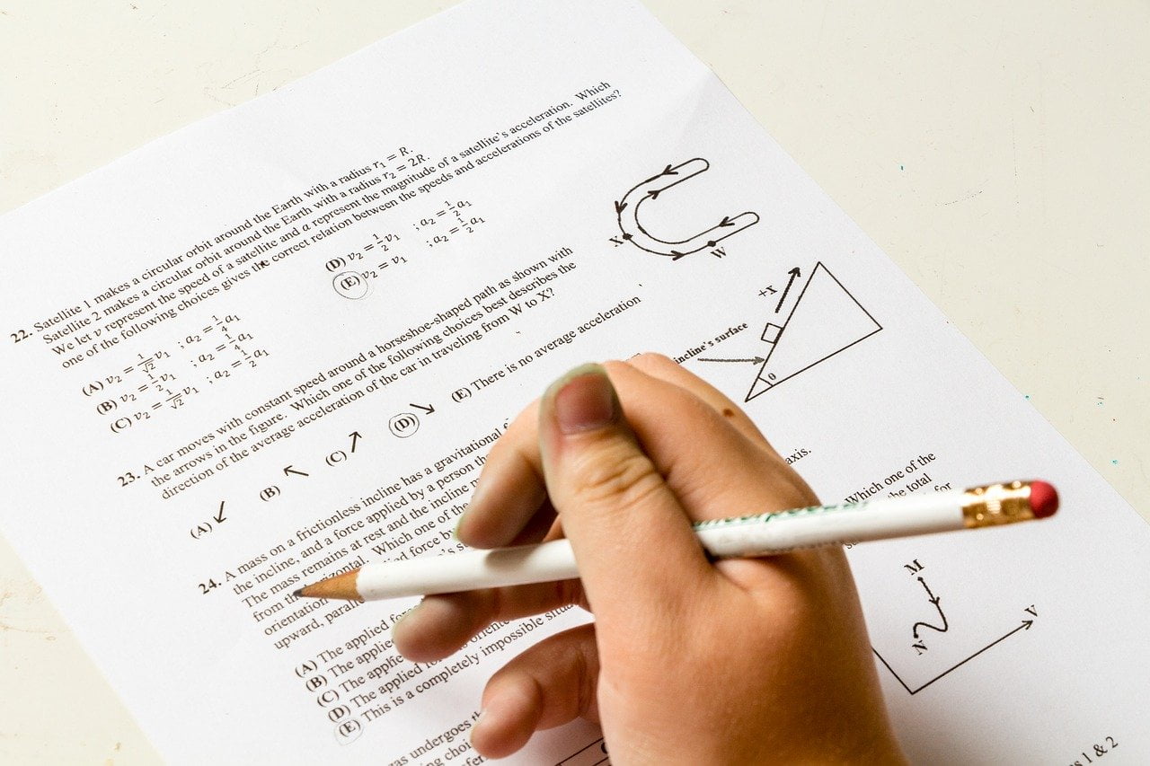 Zettel mit mathematischen Aufgaben