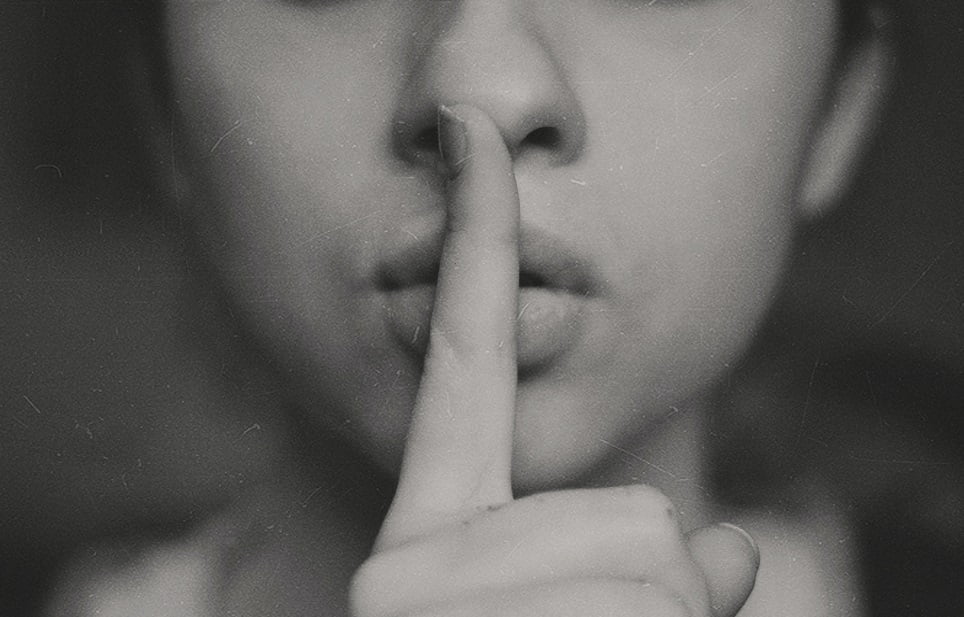 Finger auf Lippen zum Schweigen