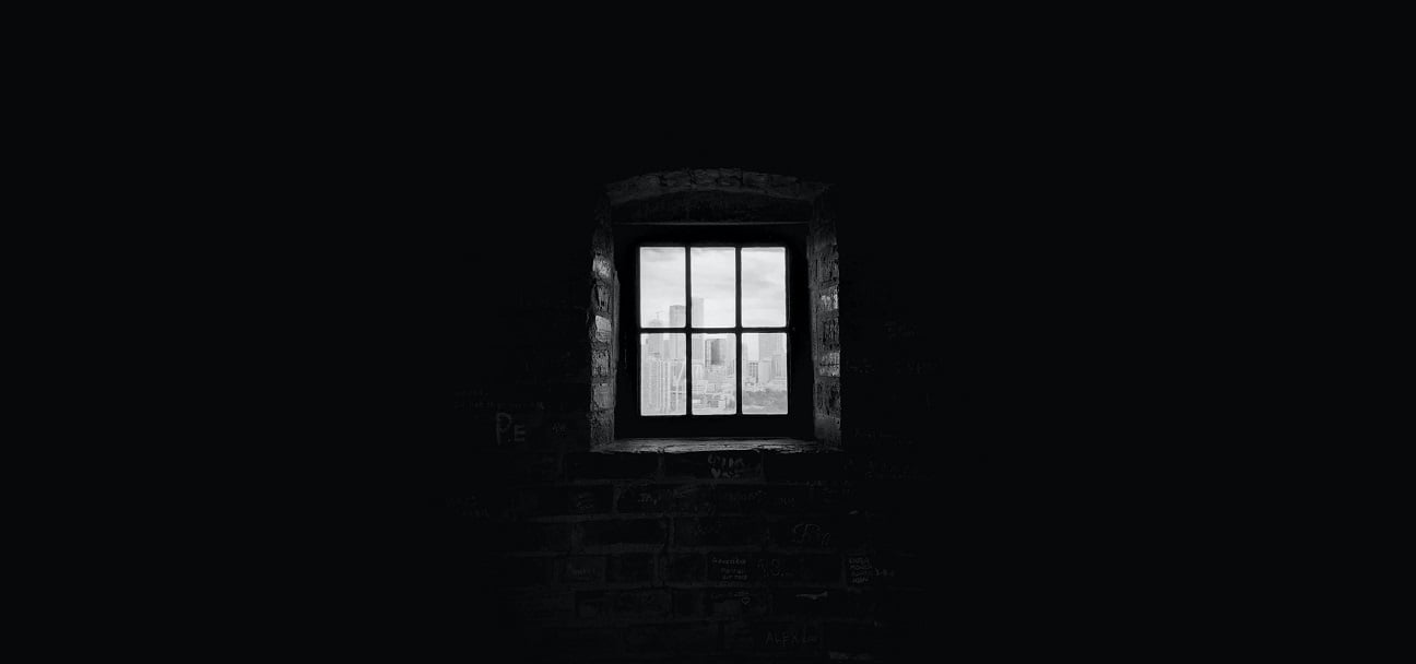 Düsteres Fenster nach draußen