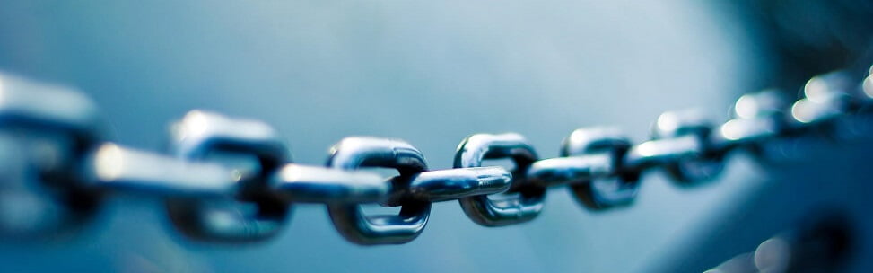 Kette vor blauem Hintergrund